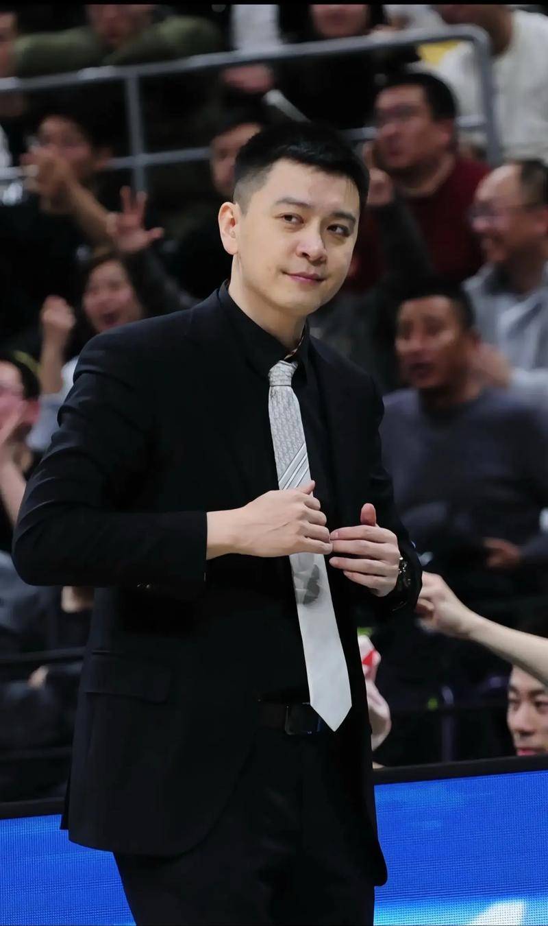 少帅更迭！王博率广厦登顶新王杨鸣辽宁迎至暗时刻(广厦队王博)